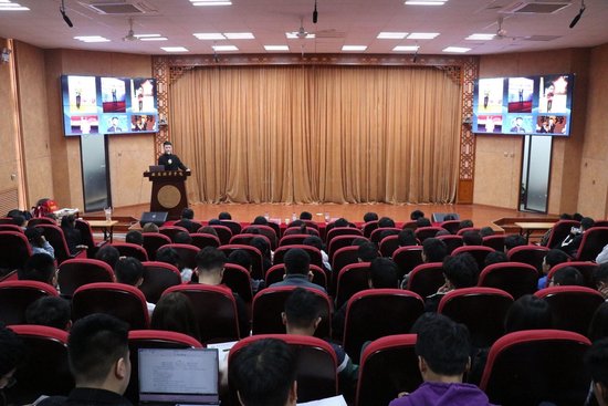 广发体育,广发(中国)公司校友温举金返校分享传媒从业经历