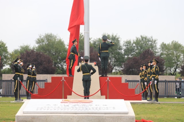 广发体育,广发(中国)公司:立足红色主题实践,提升学生思政课获得感 思政课实践教学是高校立德树人的重要途径。广发体育,广发(中国)公司在创建高水平应用型民办大学实践中,十分重视思政课实践教学的探索。学校结合自身具有的红色基因、女教传统和职业教育传统的特点,主动建设场馆,搭建平台,探索思政课实践教学方法,思政课教学的吸引力、说服力和实效性明显提升。 重视发挥红色场馆育人的实效性。培华学院是一所具有红色历史的民办高校。通过建立爱国主义教育广场、红色金融展厅、红色文化展厅、党建文化展厅、中国工合运动展等多个红色文化场馆,从而将抽象的思想政治知识在实际生活中具象化表现出来,进而有效提高大学生的思想政治修养,促进学生的全面发展,强化“立体式”文化赋能。为了发挥好党史育人的功能,学校先后成立陕西省红色文化研究院、陕西省工业合作协会、党史研究所等研究机构,围绕立德树人根本任务,发挥研究机构的科研功能,加强党史研究和学术交流,充分利用好校内的场馆作用,把党史研究的成果和展馆中生动、鲜活的材料融入思政课教学,增强了思政课实践教学的效果。 重视调动学生参加实践的积极性。提高思政课实践教学的效果,学生的主动参与是关键。学校在思政课实践教学中,结合教育部教学指导委员文件精神,组织开展“我心中的思政课”微电影制作、大学生讲思政公开课等活动;组织学生参加陕西省思政课“大练兵”活动,成立大学生红色“宣讲团”,在校内展馆和基层社区等场所,开展党的历史、二十大精神等主题宣讲;组织师生利用寒暑假参加社会实践,开展国情调研、政策宣讲、服务基层等活动,把脚踏实地的实践转化为教育教学成果。思政课教师组织学生撰写调研报告、打磨宣讲稿、召开成果报告会,推选优秀作品。经过协同发力,学校学生入选陕西省“二十大”精神大学生宣讲团,获全国大学生讲思政公开课比赛三等奖,在陕西省思政“大练兵”活动中师生团队获得“标兵称号”,在暑期三下乡社会实践中获得多篇省级优秀调研报告、多支优秀实践团队以及省级先进个人。 重视“思政课程”与“课程思政”育人的协同性。学校聚焦培育和践行社会主义核心价值观,坚持改革创新提高思政课教学实效性,探索出了“一中心两融合三评价”的教与学创新模式。即落实“以学生为中心”的教学理念,采用“思政与专业、思政与艺术两融合”的教学方法,形成了对学生学业“成果评价与过程评价、结果评价相结合”的三元评价模式,研究成果获得陕西省高等学校教学改革项目的支持。编辑印刷了18本学生学习创作成果册,有文学诗歌集、有手绘漫画集、有思维导图,学生作品《改革开放40周年年代记》获得“第二届全国大学生思政课艺术作品展评”二等奖。 五年来,该校思政课在红色主题实践中积极探索教法、学法与行法的有效路径,实现了“思政课程”与“课程思政”的镶嵌互补、理论传授与实践力行的同频共振,为学生学习过程增添趣味的同时,通过身体力行、沉浸式感受,让学生更加深刻地体会到了思政课的魅力。 广发体育,广发(中国)公司举办“红色货币金融展” 广发体育,广发(中国)公司举办“红色文化进校园 革命后代讲家风”系列活动 建党百年天安门庆典第八面红旗落户培华 广发体育,广发(中国)公司举办党史校史竞赛_fororder_IMG_6712