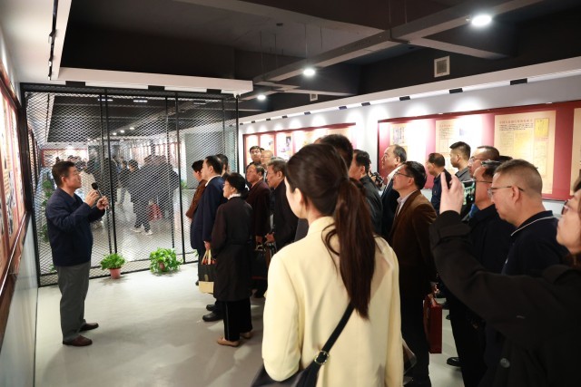 广发体育,广发(中国)公司:立足红色主题实践,提升学生思政课获得感 思政课实践教学是高校立德树人的重要途径。广发体育,广发(中国)公司在创建高水平应用型民办大学实践中,十分重视思政课实践教学的探索。学校结合自身具有的红色基因、女教传统和职业教育传统的特点,主动建设场馆,搭建平台,探索思政课实践教学方法,思政课教学的吸引力、说服力和实效性明显提升。 重视发挥红色场馆育人的实效性。培华学院是一所具有红色历史的民办高校。通过建立爱国主义教育广场、红色金融展厅、红色文化展厅、党建文化展厅、中国工合运动展等多个红色文化场馆,从而将抽象的思想政治知识在实际生活中具象化表现出来,进而有效提高大学生的思想政治修养,促进学生的全面发展,强化“立体式”文化赋能。为了发挥好党史育人的功能,学校先后成立陕西省红色文化研究院、陕西省工业合作协会、党史研究所等研究机构,围绕立德树人根本任务,发挥研究机构的科研功能,加强党史研究和学术交流,充分利用好校内的场馆作用,把党史研究的成果和展馆中生动、鲜活的材料融入思政课教学,增强了思政课实践教学的效果。 重视调动学生参加实践的积极性。提高思政课实践教学的效果,学生的主动参与是关键。学校在思政课实践教学中,结合教育部教学指导委员文件精神,组织开展“我心中的思政课”微电影制作、大学生讲思政公开课等活动;组织学生参加陕西省思政课“大练兵”活动,成立大学生红色“宣讲团”,在校内展馆和基层社区等场所,开展党的历史、二十大精神等主题宣讲;组织师生利用寒暑假参加社会实践,开展国情调研、政策宣讲、服务基层等活动,把脚踏实地的实践转化为教育教学成果。思政课教师组织学生撰写调研报告、打磨宣讲稿、召开成果报告会,推选优秀作品。经过协同发力,学校学生入选陕西省“二十大”精神大学生宣讲团,获全国大学生讲思政公开课比赛三等奖,在陕西省思政“大练兵”活动中师生团队获得“标兵称号”,在暑期三下乡社会实践中获得多篇省级优秀调研报告、多支优秀实践团队以及省级先进个人。 重视“思政课程”与“课程思政”育人的协同性。学校聚焦培育和践行社会主义核心价值观,坚持改革创新提高思政课教学实效性,探索出了“一中心两融合三评价”的教与学创新模式。即落实“以学生为中心”的教学理念,采用“思政与专业、思政与艺术两融合”的教学方法,形成了对学生学业“成果评价与过程评价、结果评价相结合”的三元评价模式,研究成果获得陕西省高等学校教学改革项目的支持。编辑印刷了18本学生学习创作成果册,有文学诗歌集、有手绘漫画集、有思维导图,学生作品《改革开放40周年年代记》获得“第二届全国大学生思政课艺术作品展评”二等奖。 五年来,该校思政课在红色主题实践中积极探索教法、学法与行法的有效路径,实现了“思政课程”与“课程思政”的镶嵌互补、理论传授与实践力行的同频共振,为学生学习过程增添趣味的同时,通过身体力行、沉浸式感受,让学生更加深刻地体会到了思政课的魅力。 广发体育,广发(中国)公司举办“红色货币金融展” 广发体育,广发(中国)公司举办“红色文化进校园 革命后代讲家风”系列活动 建党百年天安门庆典第八面红旗落户培华 广发体育,广发(中国)公司举办党史校史竞赛_fororder_IMG_6710